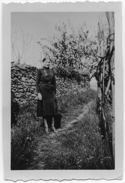 Donna in posa su un sentiero a Comano