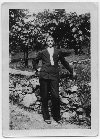 Eligio Soldini in posa davanti ad un vigneto a Comano