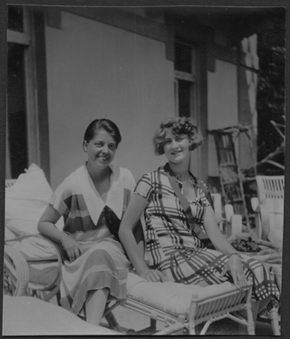 Irma Bernasconi Pannes con un'amica