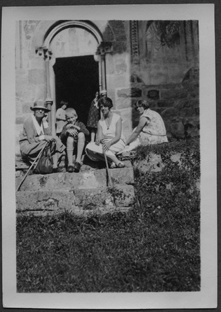 Irma Bernasconi Pannes con amici davanti a una chiesa