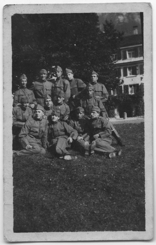 Gruppo di militari in posa