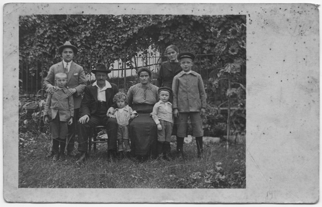 Famiglia in posa a Comano