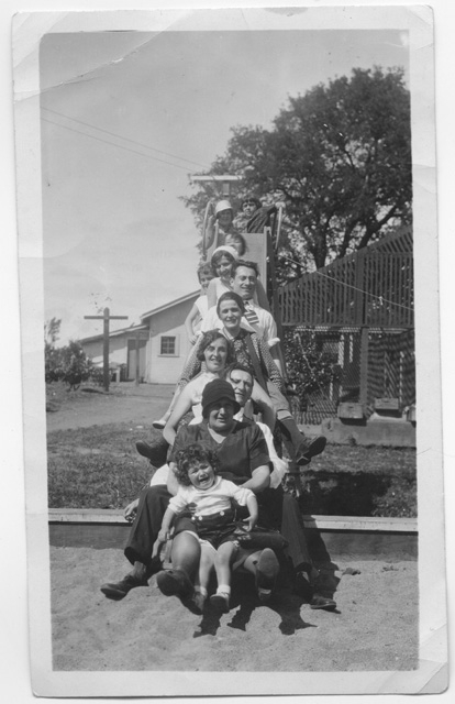 Gruppo in posa al parco giochi