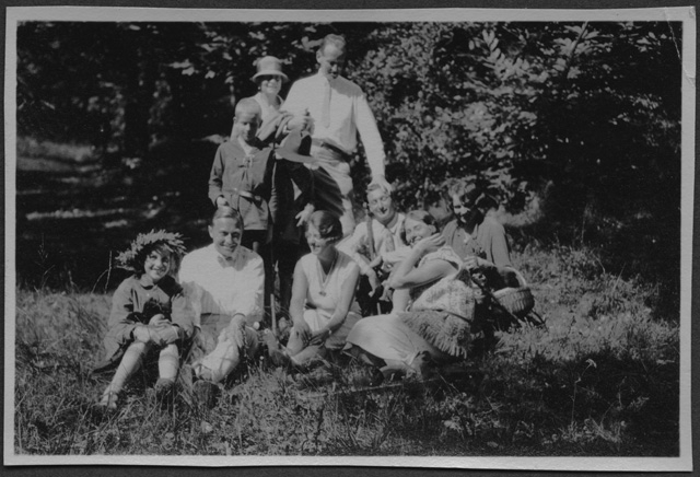 Mario e Irma Bernasconi su un prato con amici