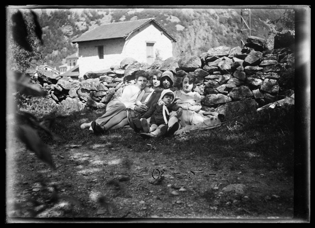 Mario Valli in posa con amiche su un prato in Canton Argovia