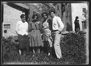 Gruppo in posa sopra a un prato