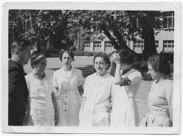 Professor Remo Canonica con delle alunne all'aperto