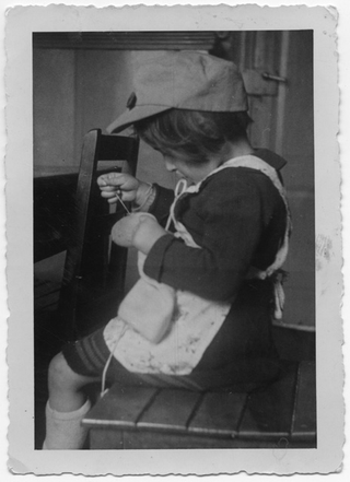 Lilia Canonica mentre gioca in cucina a Treggia