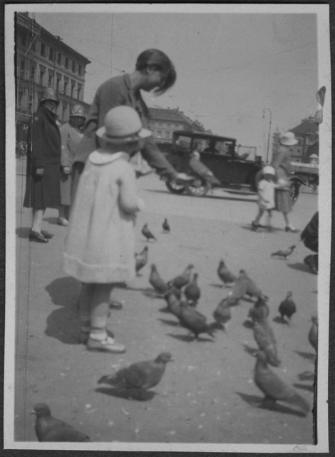 Irma Bernasconi Pannes e una bambina fra i piccioni