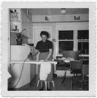 Maria Canonica mentre stira in cucina