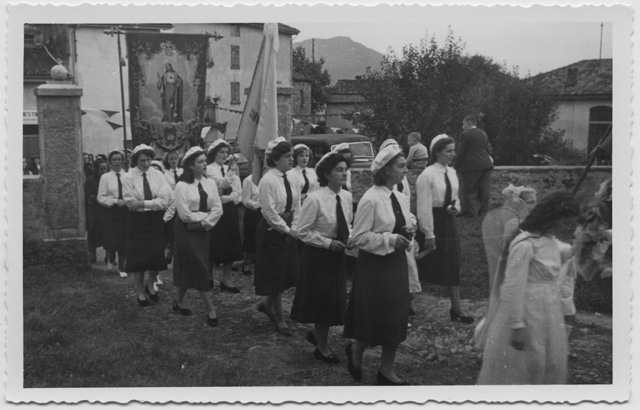 Donne durante la processione del Corpus Domini a Comano