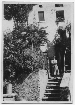 Carolina Soldini in posa davanti ad una casa in Canton da Sura a Comano