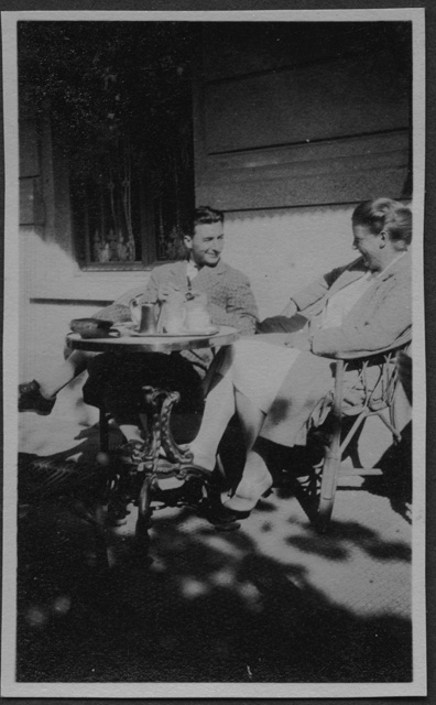 Mario Bernasconi prende un té con un'amica