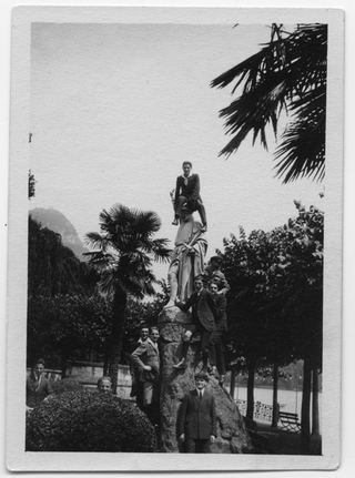 Ragazzi in posa con il monumento dedicato a Guglielmo Tell su riva G. Albertolli a Lugano