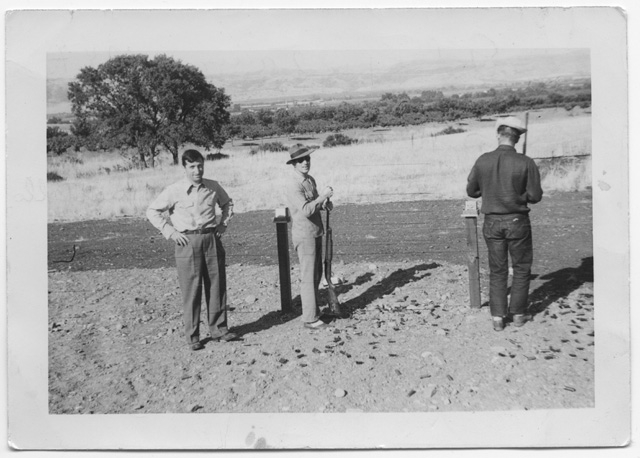Remo Canonica (a sinistra) ad una gara di tiro al piattello a Gilroy
