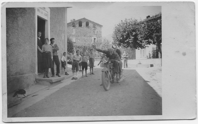 Uomini in motocicletta a Comano