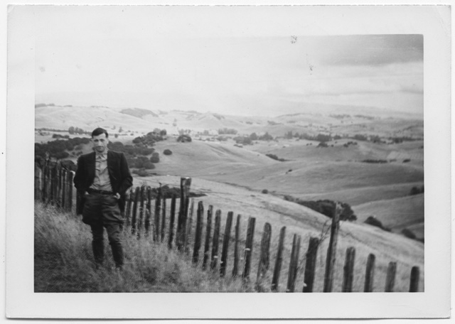 Remo Canonica in posa davanti ad un panorama a Cileno Valley