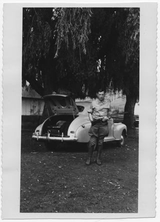 Remo Canonica in posa con fucile davanti ad un'automobile