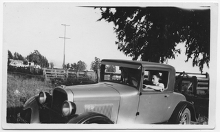 Uomini a bordo di un'automobile negli Stati Uniti