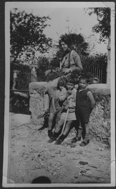 Irma Bernasconi Pannes con tre bambini