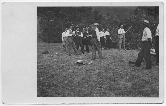 Gruppo di uomini al tiro di Bidogno