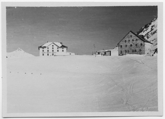 Veduta del passo del passo del San Gottardo con l'ospizio e l'hotel Monte Prosa