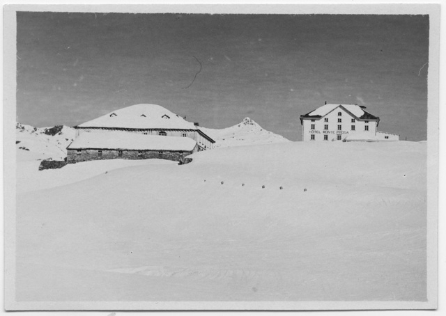 Veduta del passo del San Gottardo con l'hotel Monte Prosa