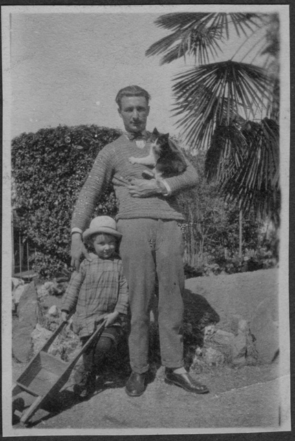 Mario Bernasconi con una bambina e un gatto in braccio