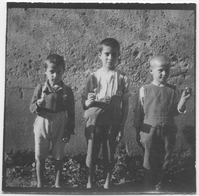 Osvaldo Sopranzi, Aurelio Bernasconi e Luigi Soldini in posa davanti ad un muro