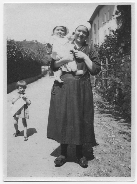 Maestra Ida Pescia con bambina in braccio