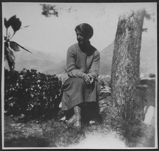 Irma Bernasconi Pannes seduta sul muretto di un giardino