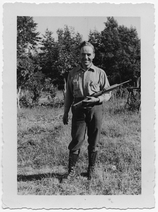 Soldato in posa con fucile