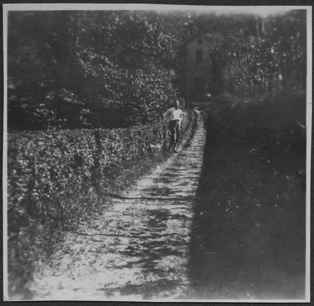 Mario Bernasconi in una strada di campagna