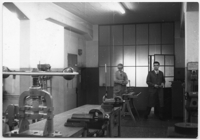 Uomini all'interno di un'officina