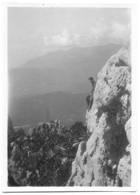 Remo Canonica in posa sopra ad una roccia sui Denti della Vecchia
