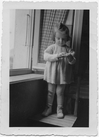 Lilia Canonica di fronte alla finestra a Treggia