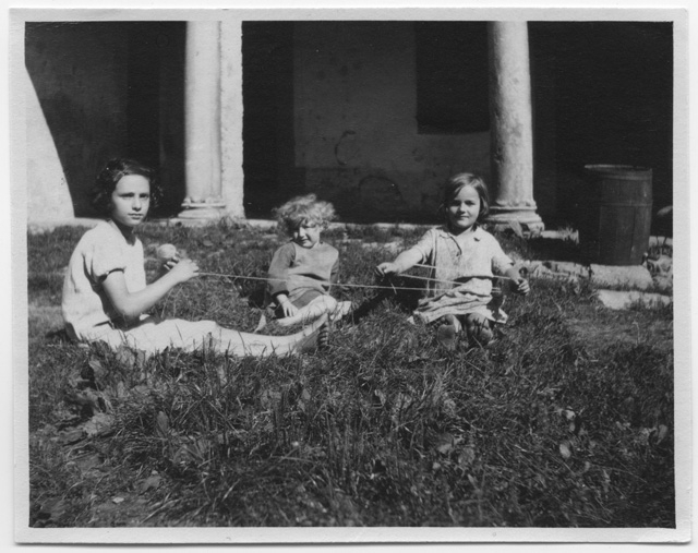 Noemi, Giuseppina Rusca e Livia Somazzi mentre giocano con dello spago