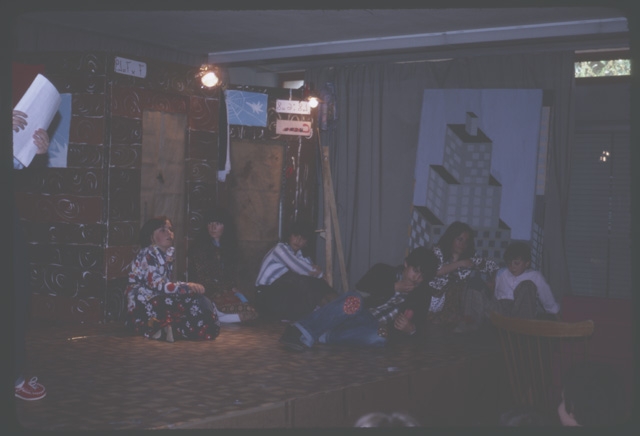 Gruppo di attori durante la rappresentazione di "Miracolo a Milano"