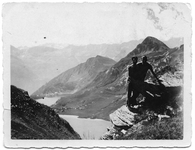 Due uomini in posa davanti a un belvedere