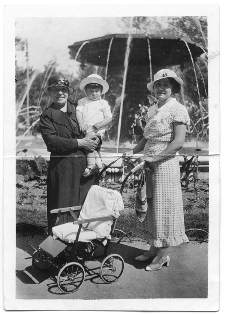 Due donne con bambina davanti ad una fontana