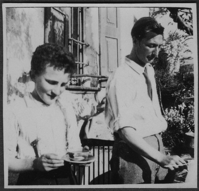 Mario Bernasconi e un ragazzo mentre si prendono un té