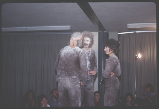 Carla Pietra, Paola Oggioni e Giuseppe Sarcinella durante la rappresentazione di "Miracolo a Milano"