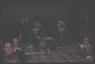 Paola Oggioni, Giuseppe Sarcinella e Carla Pietra durante la rappresentazione di "Miracolo a Milano"