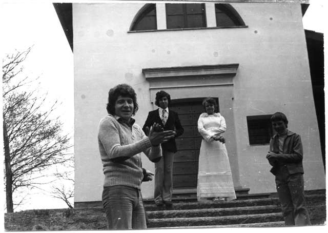 Carlo Anselmini con attori durante le riprese del cortometraggio "Pro publicitas"