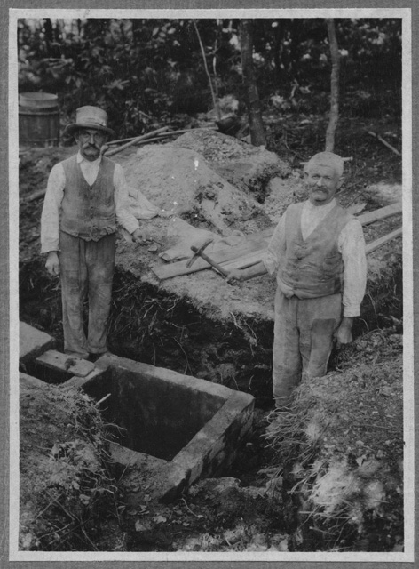 Giuseppe e Carlo Pietra durante la costruzione della fontanella di San Carlo a San Bernardo