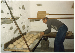 Rene Stampanoni mentre prepara le pagnotte per la festa di San Valentino nel forno di Bigorio