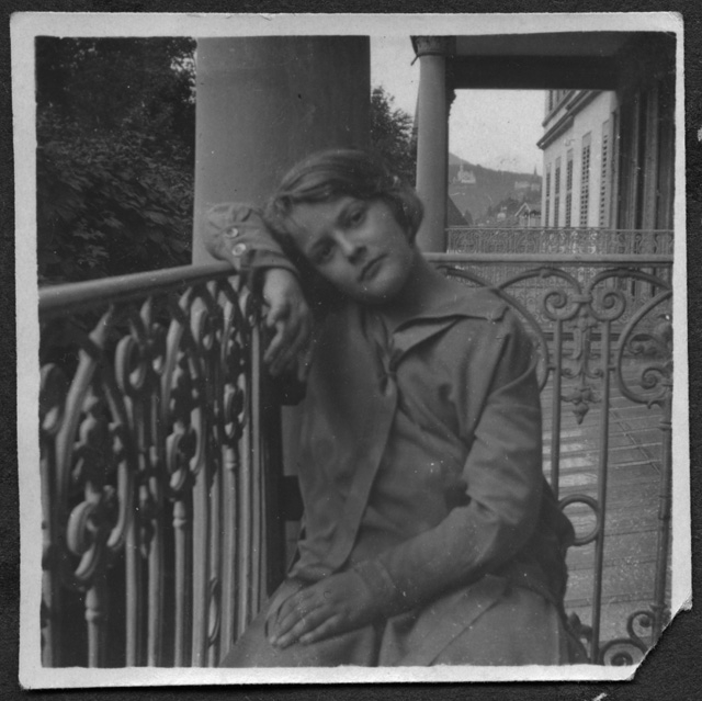 Bambina in posa in balcone