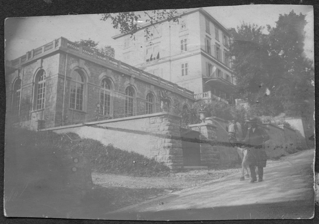 Uomo in strada con cavallo davanti al collegio Sant'Agnese