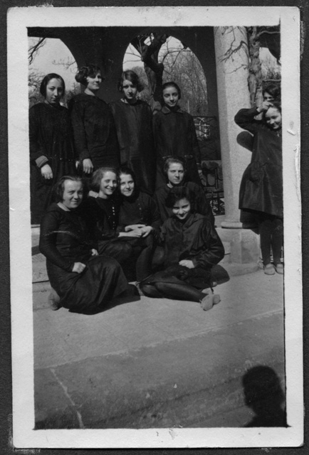 Studentesse del collegio Sant'Agnese in posa