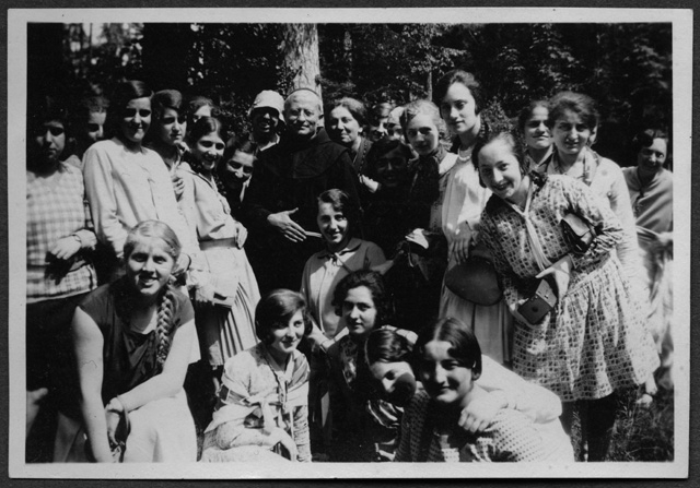 Donne in posa con frate